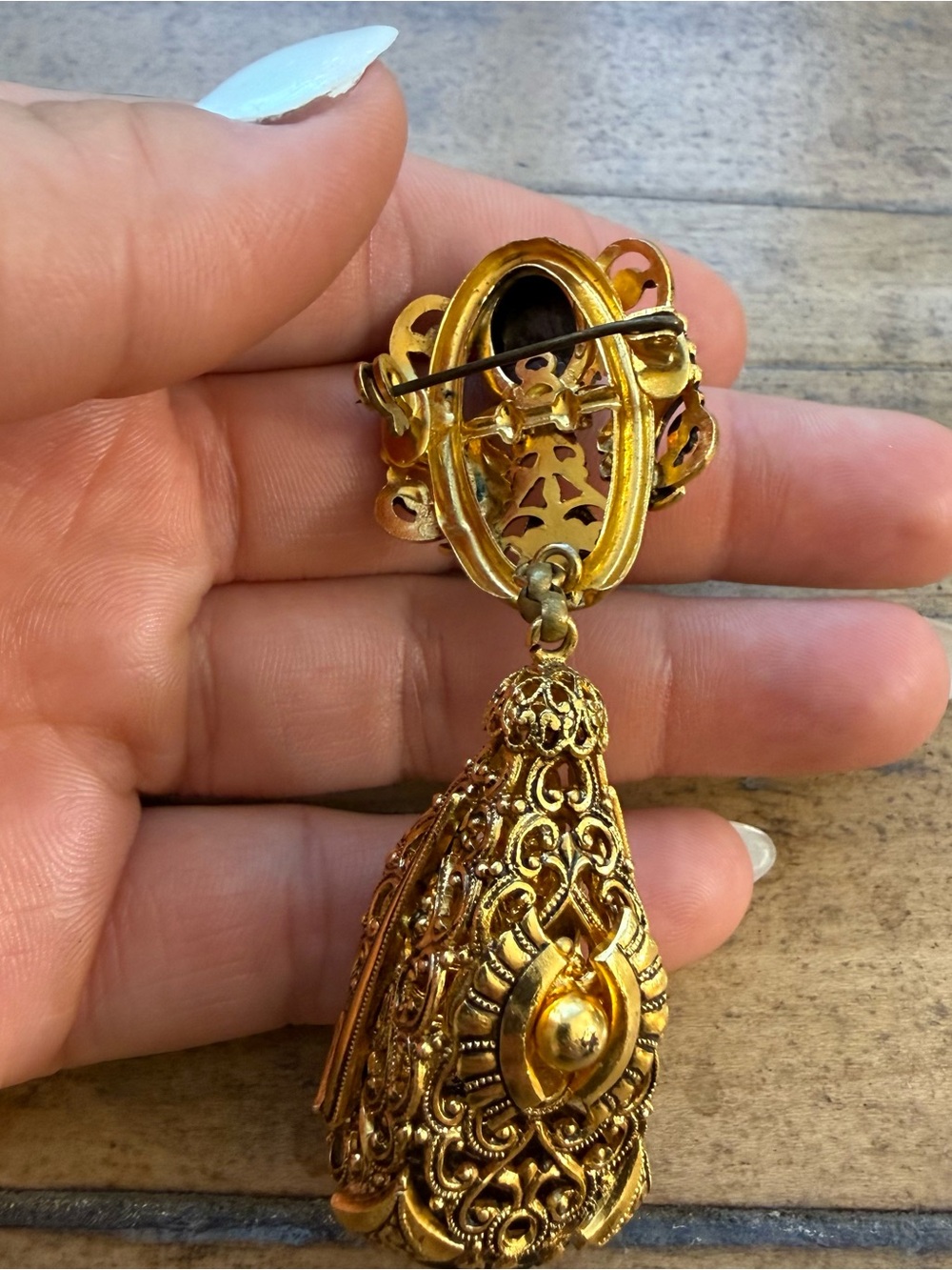 Gold Tone Vintage Filigree Drop Pendant with Black Stone - Women Jewelry - Picture 3 of 7